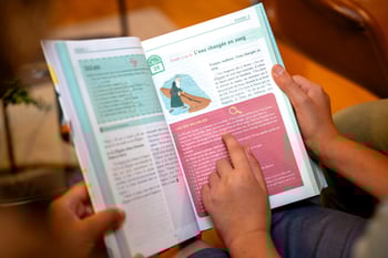 Enfant qui lit la Bible